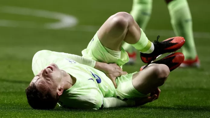 Barcelona Midfielder Casado Out For Two Months With Knee Injury