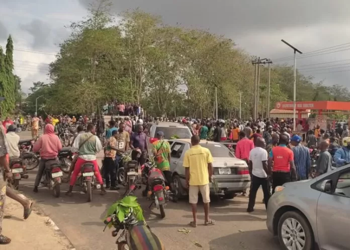 Protesters Shut Ondo Gov’s Office Over Killing Of Another 5 Farmers By Herdsmen